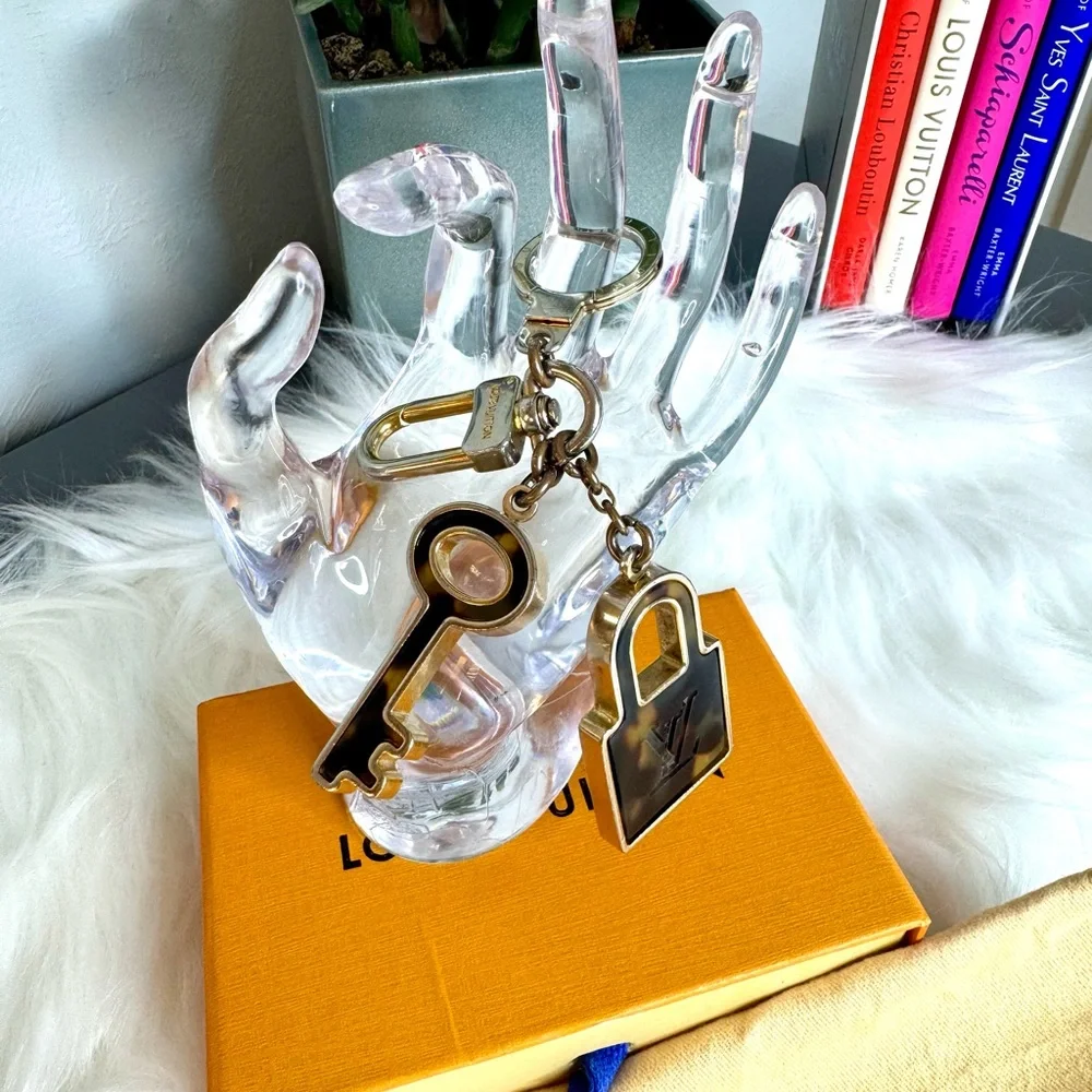 Louis. Hitting Tortoise 🐢 Gold Porte Key Chain/Bag Charm - Picture 3 of 3